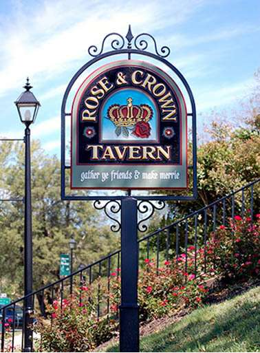 EARLY-AMERICAN HISTORIC COLONIAL-STYLE RESTAURANT CENTER SIGN, RAISED PRISMATIC 23 KGOLD-LEAF LETTERING,AIRBRUSHED LOGO & BLACKSMALTS BKGD, WROUGHT IRON PYLON POST, NEW KENT, VA