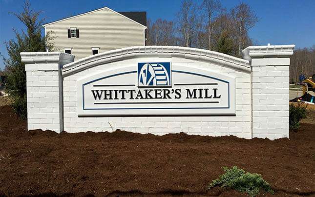 MASONRY ENTRY SIGN WITH ROUTED HDU FACES & RAISED
LETTERING, YORKTOWN, VA